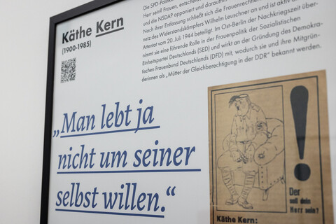 Eingerahmte Informationstafel aus einer Ausstellung über Frauen der Vergangenheit