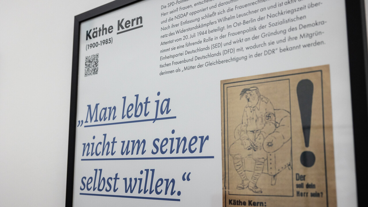 Eingerahmte Informationstafel aus einer Ausstellung über Frauen der Vergangenheit