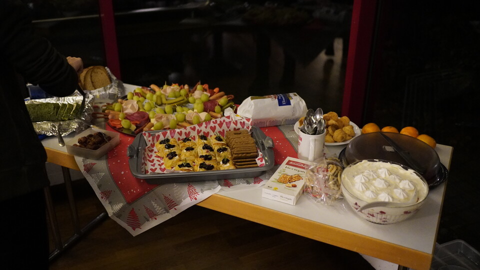 Aufnahme vom Abendbuffet der Weihnachtsfeier mit süßen Speisen.