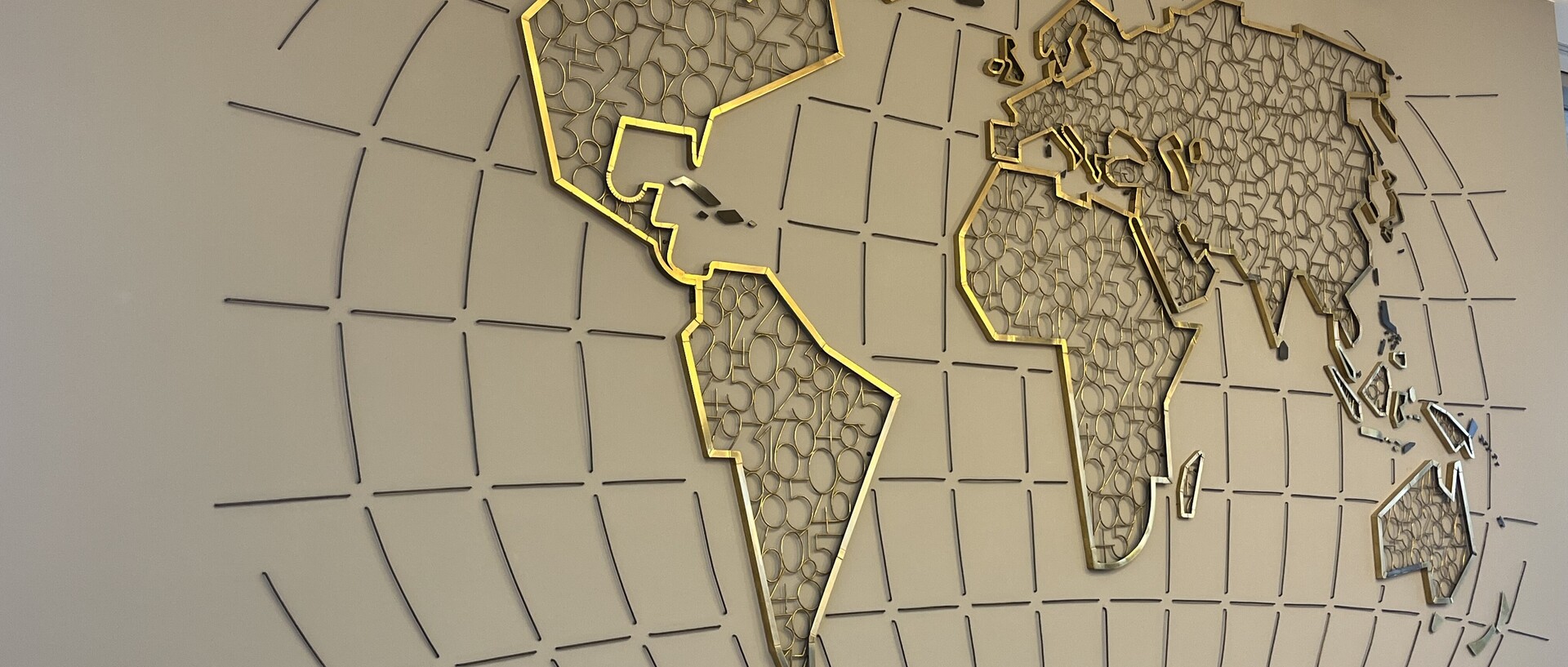 Die Welt in Zahlen: Weltkarte mit goldenen Zahlen in den Kontinenten