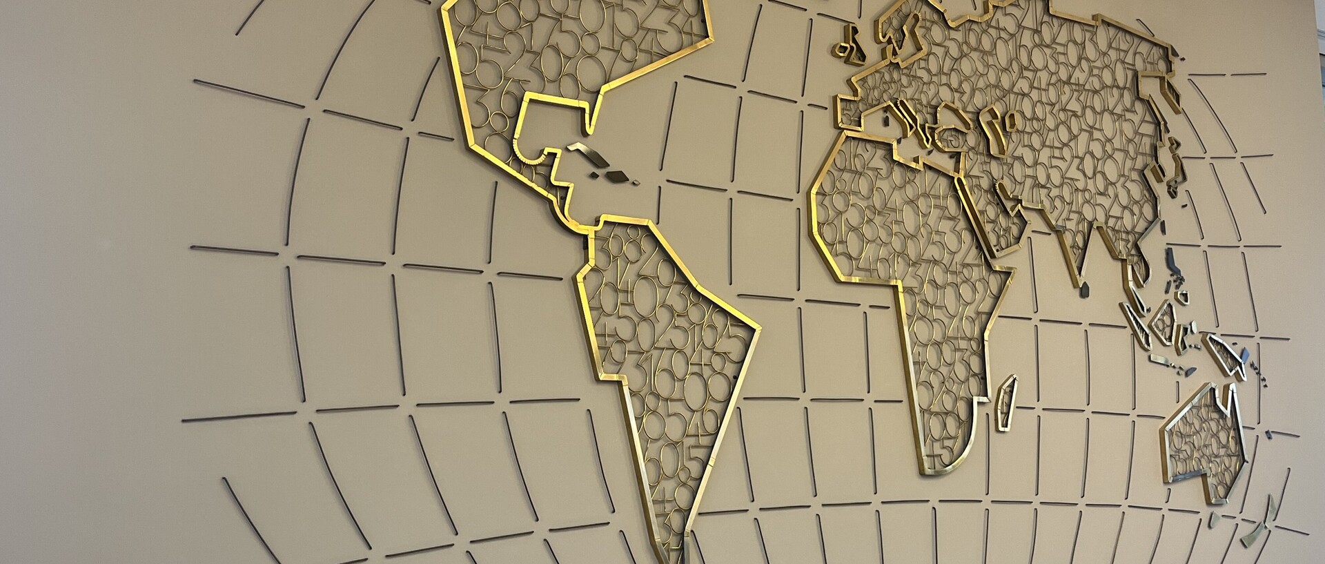 Die Welt in Zahlen: Weltkarte mit goldenen Zahlen in den Kontinenten