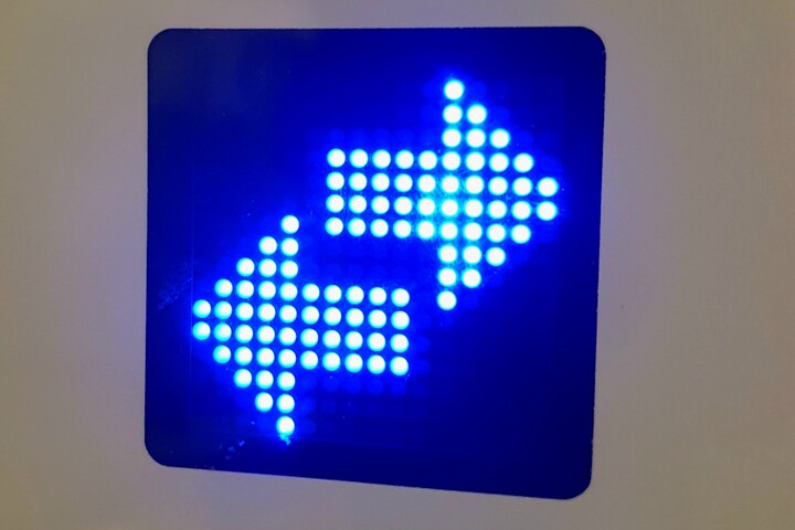 Zwei blaue Pfeile. Einer zeigt nach rechts, einer nach links.