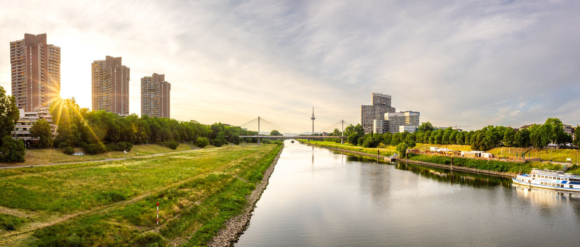 Blick auf den Neckar mt Hochhäusern am linken Ufer, im Hintergrund der Fernmeldeturm.