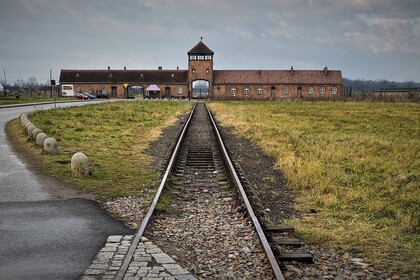 Tor des ehemaligen nationalsozialistischen Konzentrations- und Vernichtungslagers Auschwitz II-Birkenau. Es steht symbolisch für den Holocaust und den Völkermord, der dort stattfand.