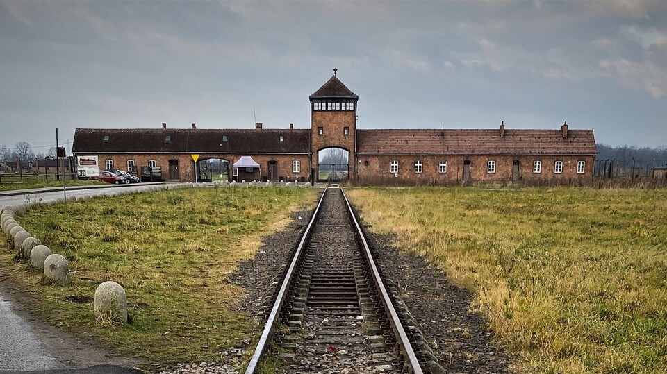 Tor des ehemaligen nationalsozialistischen Konzentrations- und Vernichtungslagers Auschwitz II-Birkenau. Es steht symbolisch für den Holocaust und den Völkermord, der dort stattfand.