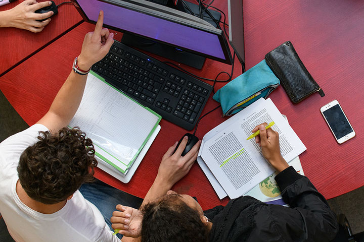Studierende beim zusammenarbeiten