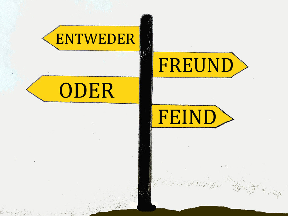 Ein Wegweiser mit 4 gelben Wegpfeilen, die von oben nach unten abwechselnd nach links oder rechts zeigen und die Schriftzüge "Entweder", "Freund", "Oder" und "Feind" tragen.