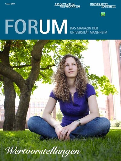 FORUM-Cover Ausgabe 2/2011 mit dem Titel "Wertvorstellungen. Eine Frau mit Locken und einer Kreuz-Kette sitzt im Schneidersitz auf einer Wiese vor dem Schloss. 