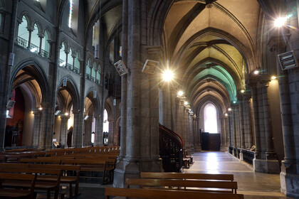 Das Innere einer katholischen Kirche mit gedämpften Lichtern und dem Altar-Ausschnitt