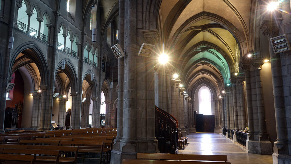 Das Innere einer katholischen Kirche mit gedämpften Lichtern und dem Altar-Ausschnitt