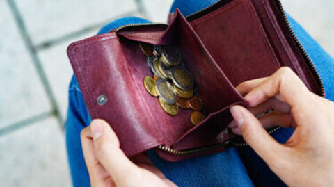 Ein geöffnetes Portemonnaie mit Münzen