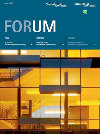 Das Cover des Magazins der Universität Mannheim zeigt ein beleuchtetes Gebäude im Dunkeln.
