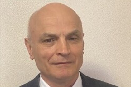 Portrait von Volodymyr Litkevych. Er trägt ein weißes Hemd, eine dunkelblaue Krawatte und ein dunkelblaues Sakko.