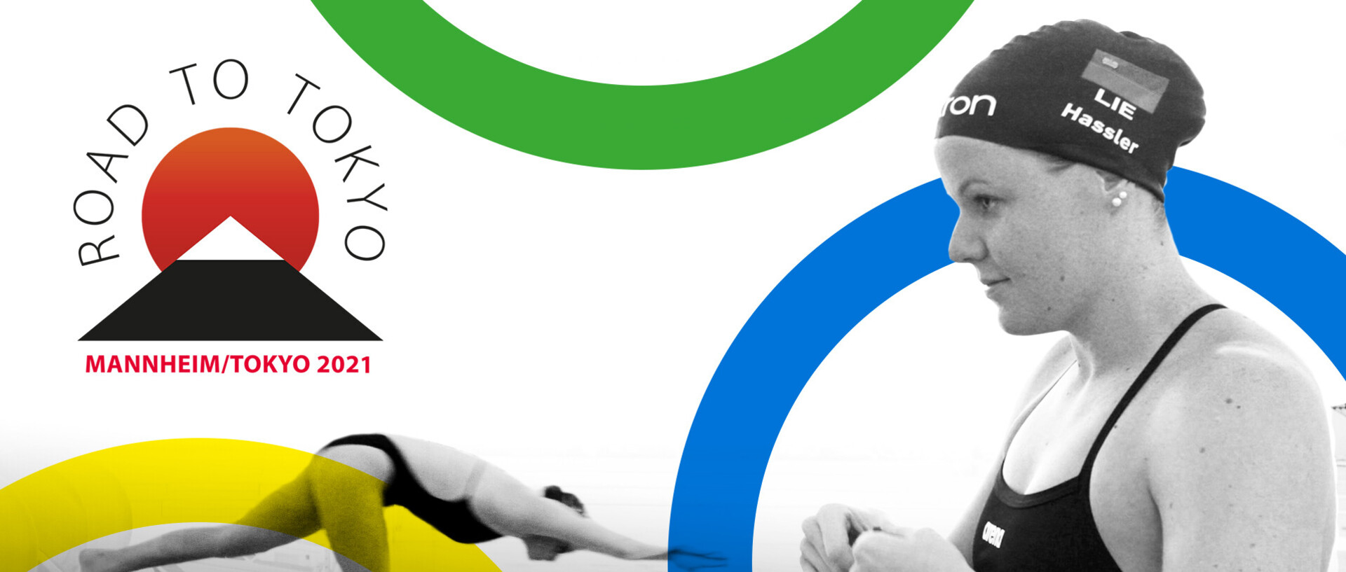 Schwarz - Weißes Bild mit drei bunten Olympiaringen an den Rändern des Bildes. Im Hintergrund Frau, die einen Köpfer in Schwimmbecken macht. Im Vordergrund Frau mit Badecappy und Badeanzug. Oben links Logo mit der Schrift "Road to Tokyo - Mannheim/Tokyo 2021".