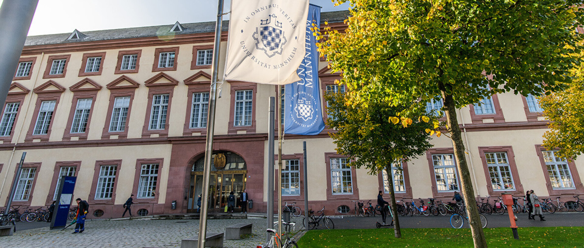 Der Haupteingang der Universität Mannheim.