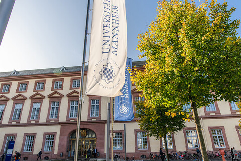 Der Haupteingang der Universität Mannheim.