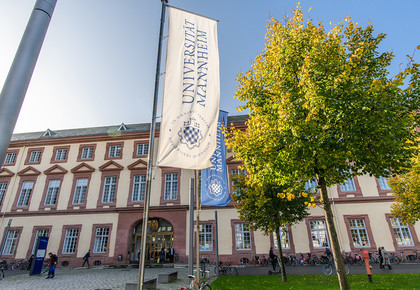 Der Haupteingang der Universität Mannheim.