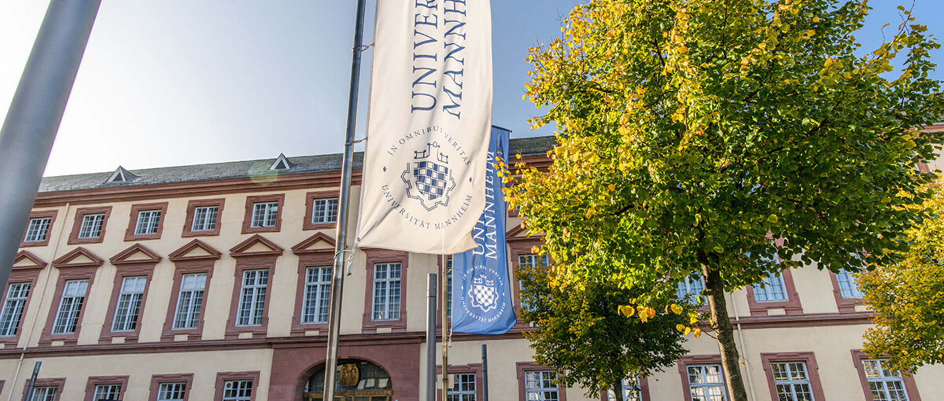 Der Haupteingang der Universität Mannheim.