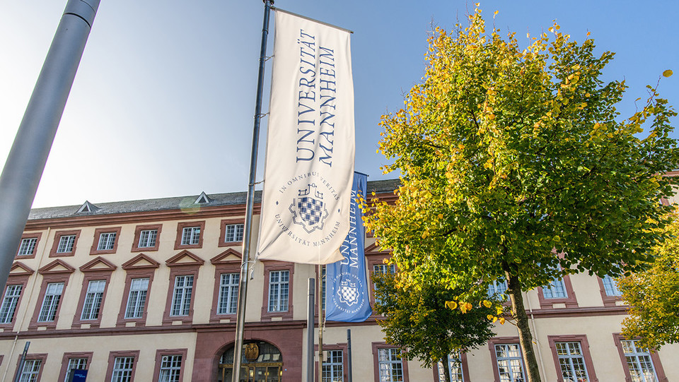 Der Haupteingang der Universität Mannheim.