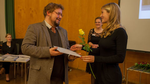 Prof. Dr. Hiram Kümper überreicht der Preisträgerin Friederike Seybold ihre Urkunde