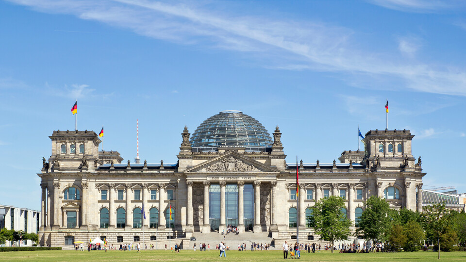 Außenaufnahme des Gebäudes des Deutschen Bundestags bei strahlendem Wetter.