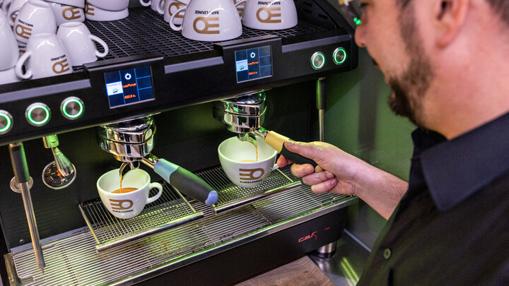 Dominik Rautenberg bereitet mithilfe einer Siebträgermaschine Kaffee zu.