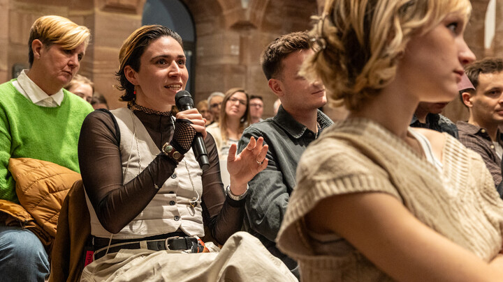 Zuschauerin klatscht während der Hauptveranstaltung der Diversity Week