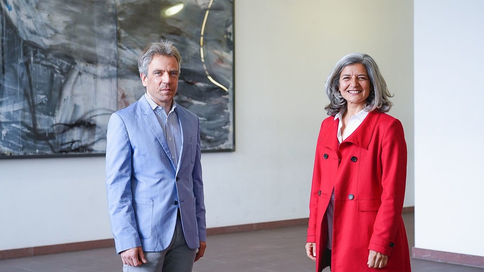Daniel Roggenkamp und Caroline Mary stehen nebeneinander und lächeln in die Kamera.