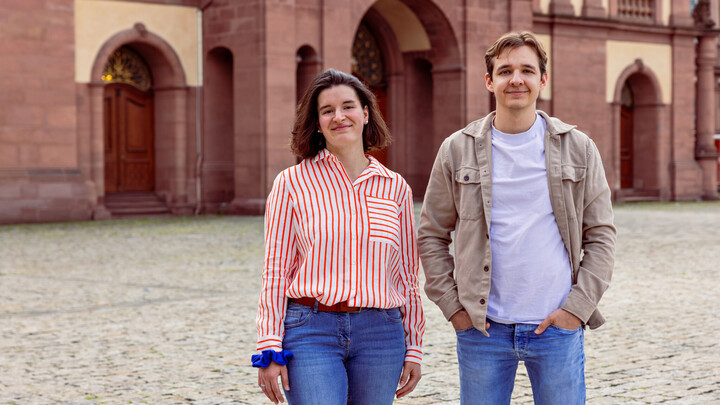 Carolina Kambeitz und Lennart Böttcher stehen nebeneinander auf dem Ehrenhof.