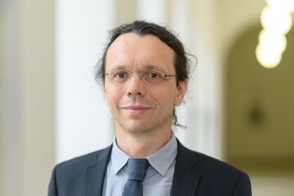 Porträtbild von Professor Ifenthaler. Er trägt einen Anzug.