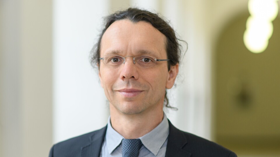 Porträtbild von Professor Ifenthaler. Er trägt einen Anzug.