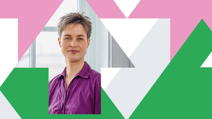 Porträtfoto von Dr. Bettina Müller in einem Pfeil, das umgeben von bunten Pfeilen ist.
