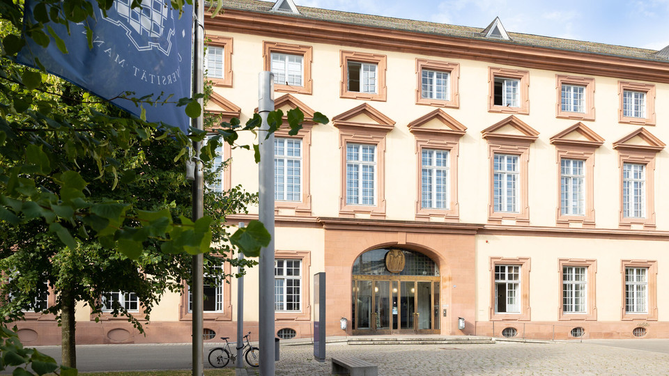 Seitlicher Blick auf den Haupteingang der Universität Mannheim.