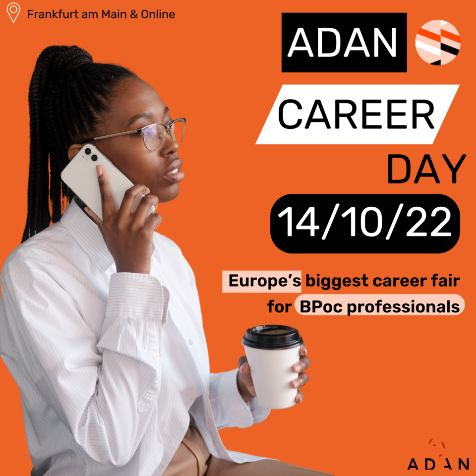 Adan Career Day am 14. Oktober 2022. Europas größte Karriere-Messe für BPoc professionals. Daneben eine Person mit langen dunklen Haaren. Sie trägt eine Brille und ein weißes Hemd und telefoniert.