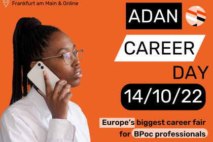 Adan Career Day am 14. Oktober 2022. Europas größte Karriere-Messe für BPoc professionals. Daneben eine Person mit langen dunklen Haaren. Sie trägt eine Brille und ein weißes Hemd und telefoniert.