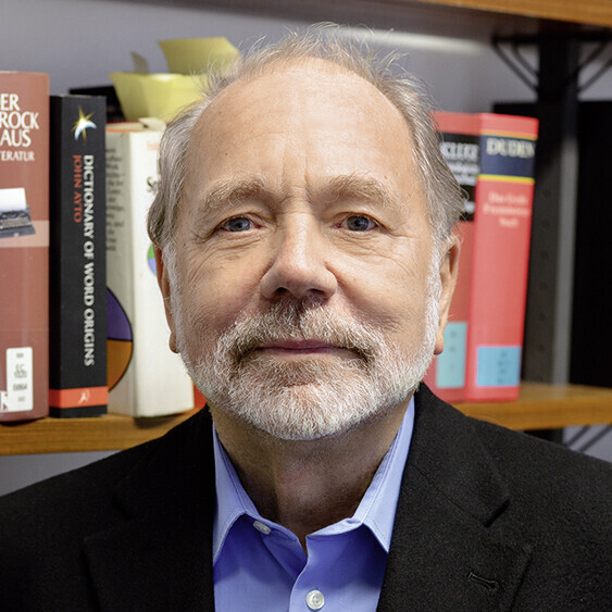 Porträt von Prof. Stemmler vor einem Bücherregal