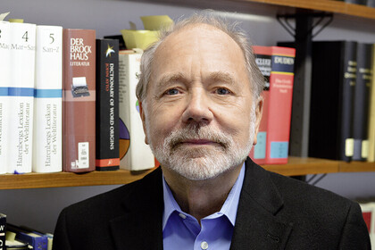 Porträt von Prof. Stemmler vor einem Bücherregal