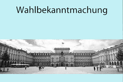 Das Barock-Schloss und der Ehrenhof der Universität Mannheim in Graustufen, drumherum ein Feld in Türkis. Darauf in schwarzen Buchstaben das Wort Wahlbekanntmachung.