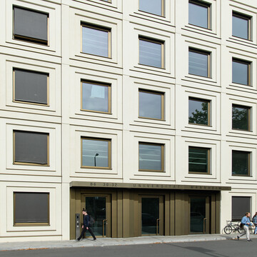 B6-Bauteil der Universität Mannheim an einem sonnigen Tag .