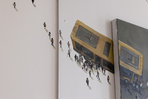 Gemälde eines Buses mit Miniaturfiguren, das sich von der Leinwand auf die Wand fortsetzt.