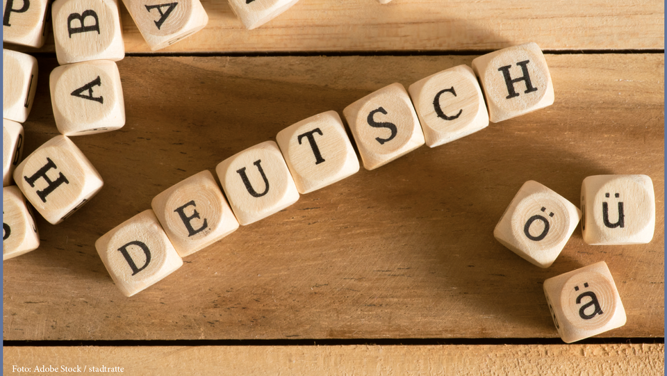 Einzelne Buchstaben bilden das Wort "Deutsch"