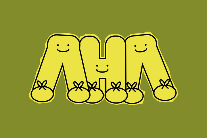 3 illustrierte Buchstaben-Figuren. Alle Buchstaben lächeln. Die Buchstaben ergeben das Wort "AHA". Der Hintergrund ist grün.