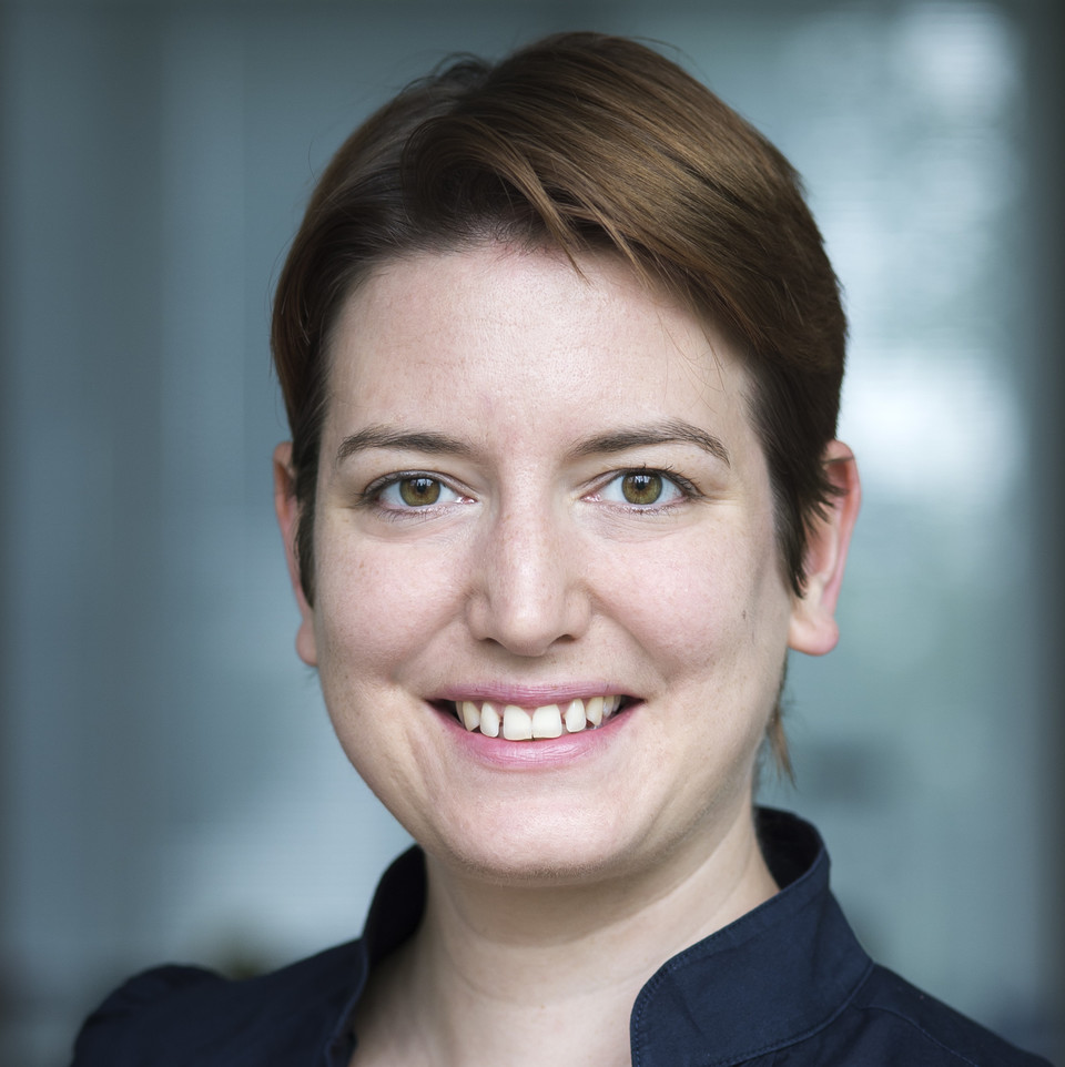 Portrait von Katja Möhring. Sie trägt eine schwarze Bluse und lächelt.