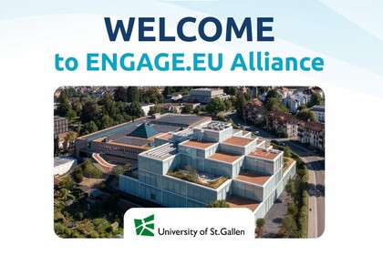 Blau-weißer Rahmen mit ENGAGE.EU-Logo und Text, im Zentrum ein Foto der Universität St. Gallen