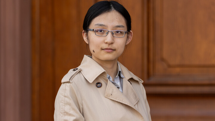 Jiarui Liu steht vor der Eingangstür des Schlosses.