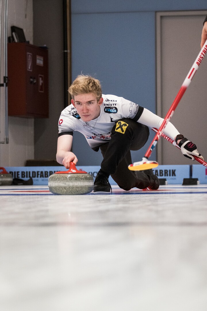Moritz Jöchl beim Curling.