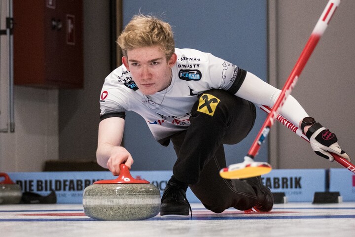 Moritz Jöchl beim Curling.