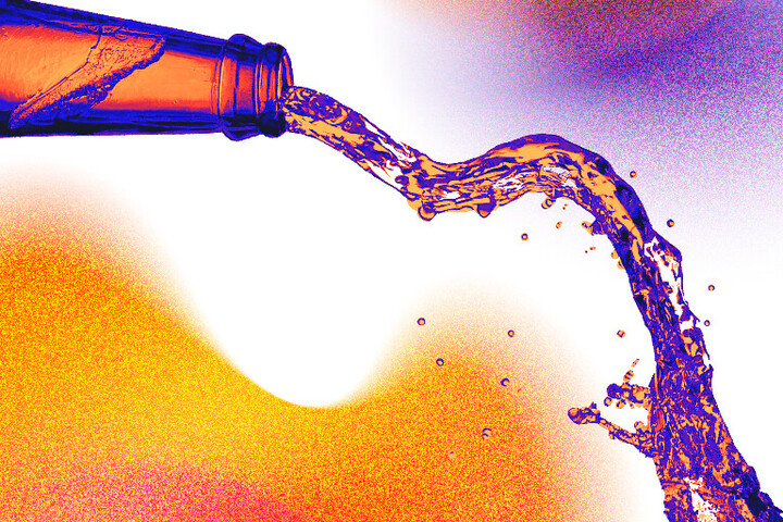Ein Flasche wird schrägt gehalten, sodass Flüssigkeit aus ihr herausläuft.
