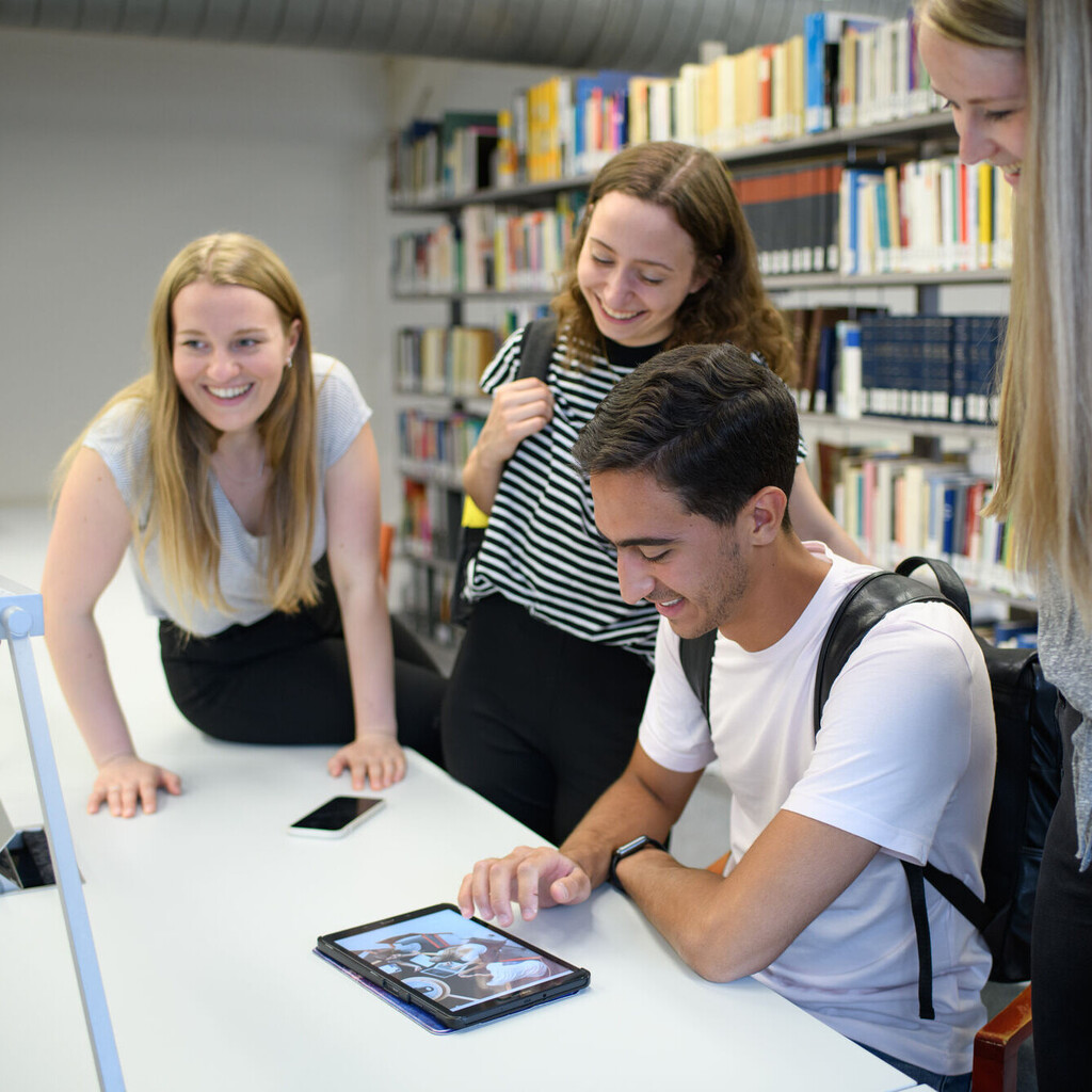 Lerngruppe in der A3-Bibliothek
