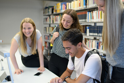 Lerngruppe in der A3-Bibliothek